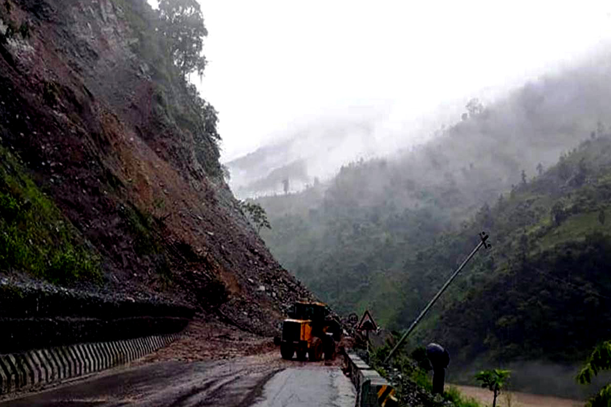 दुई हप्तादेखि अवरुद्ध सिमकोट - खार्पु सडक अझै संचालनमा आएन